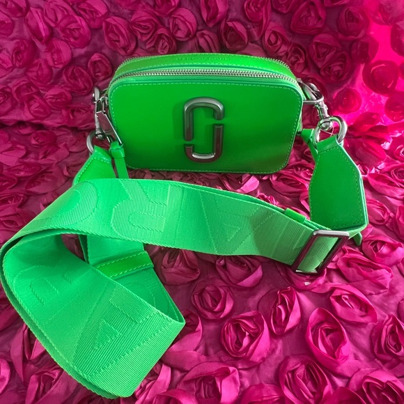 MARC JACOBS The Utility Snapshot Apple Leather Camera Bag - Picture 2 of 11